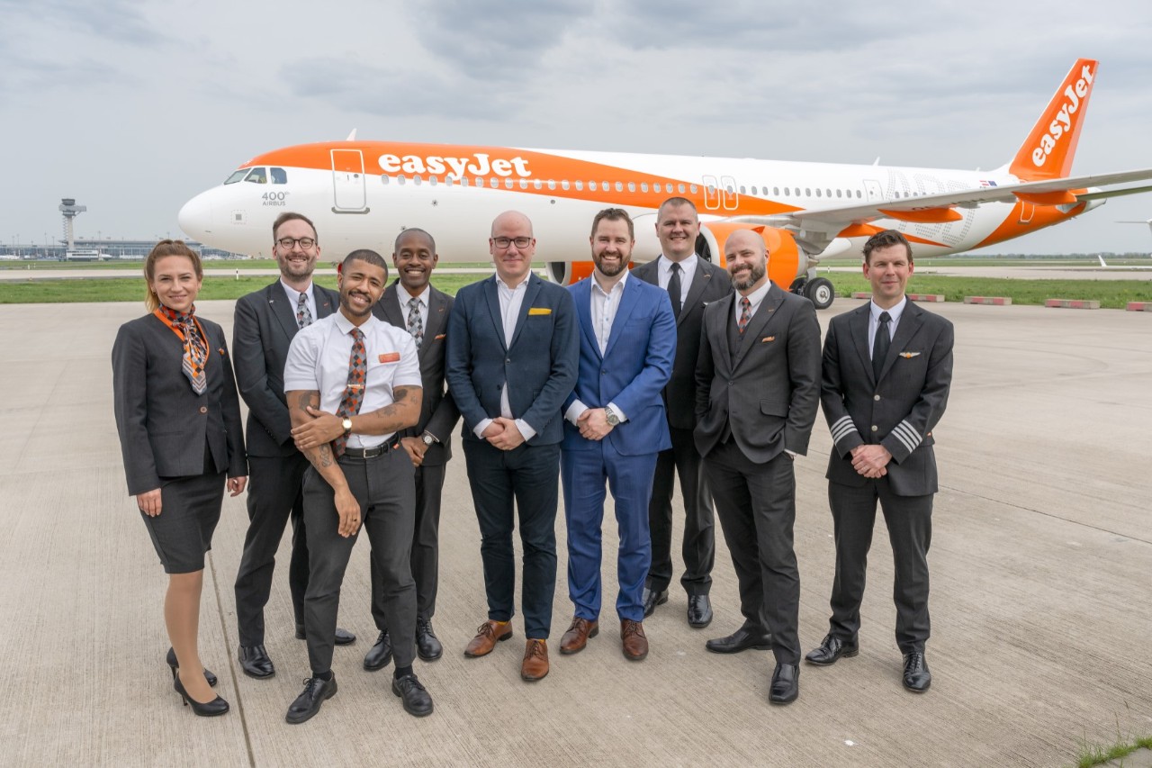 Stephan Erler, Country Manager Germany, easyJet (5th from left) and Thomas Hoff Andersson, Chief Operations Officer, Flughafen Berlin Brandenburg GmbH (4th from right) with the easyJet crew at BER.