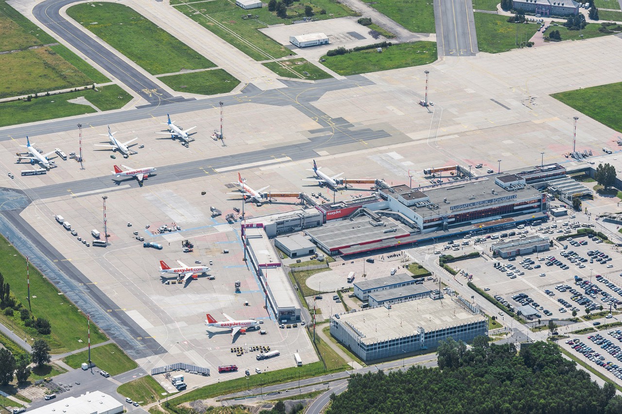 Schönefeld 2013: View of the terminal facilities. In the background is the runway, now the north runway of BER. Photo source: Günter Wicker / FBB