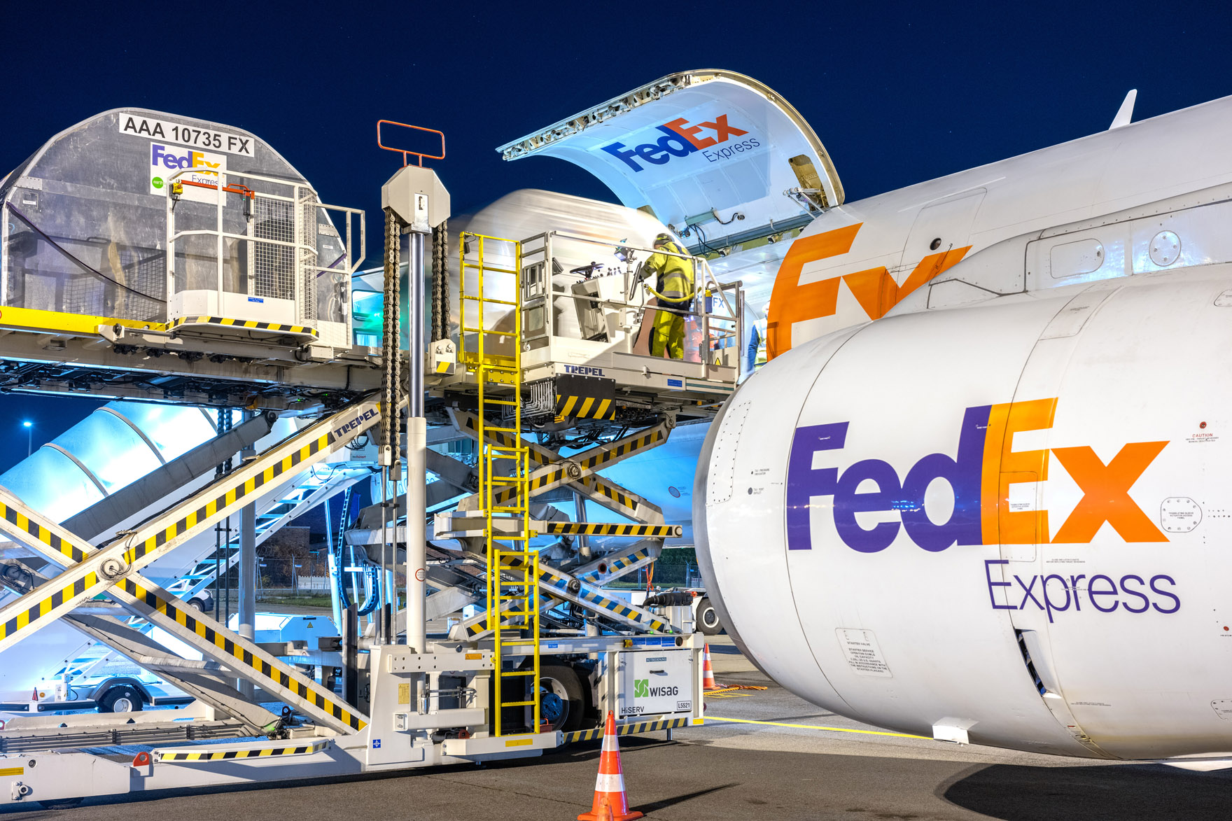 Beladung eines FedEx Frachtflugzeuges