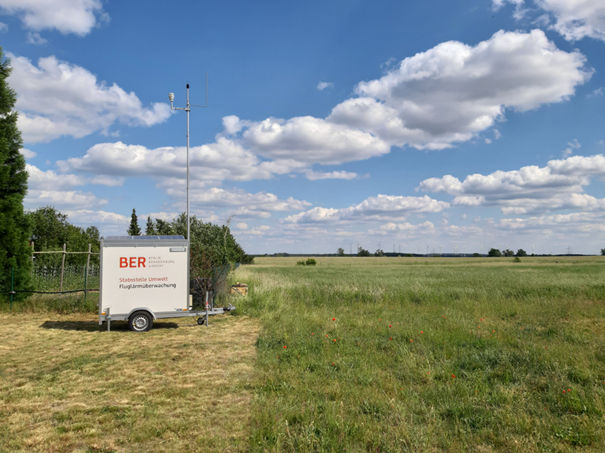 Messstation an einer Wiese, oben blauer Himmel