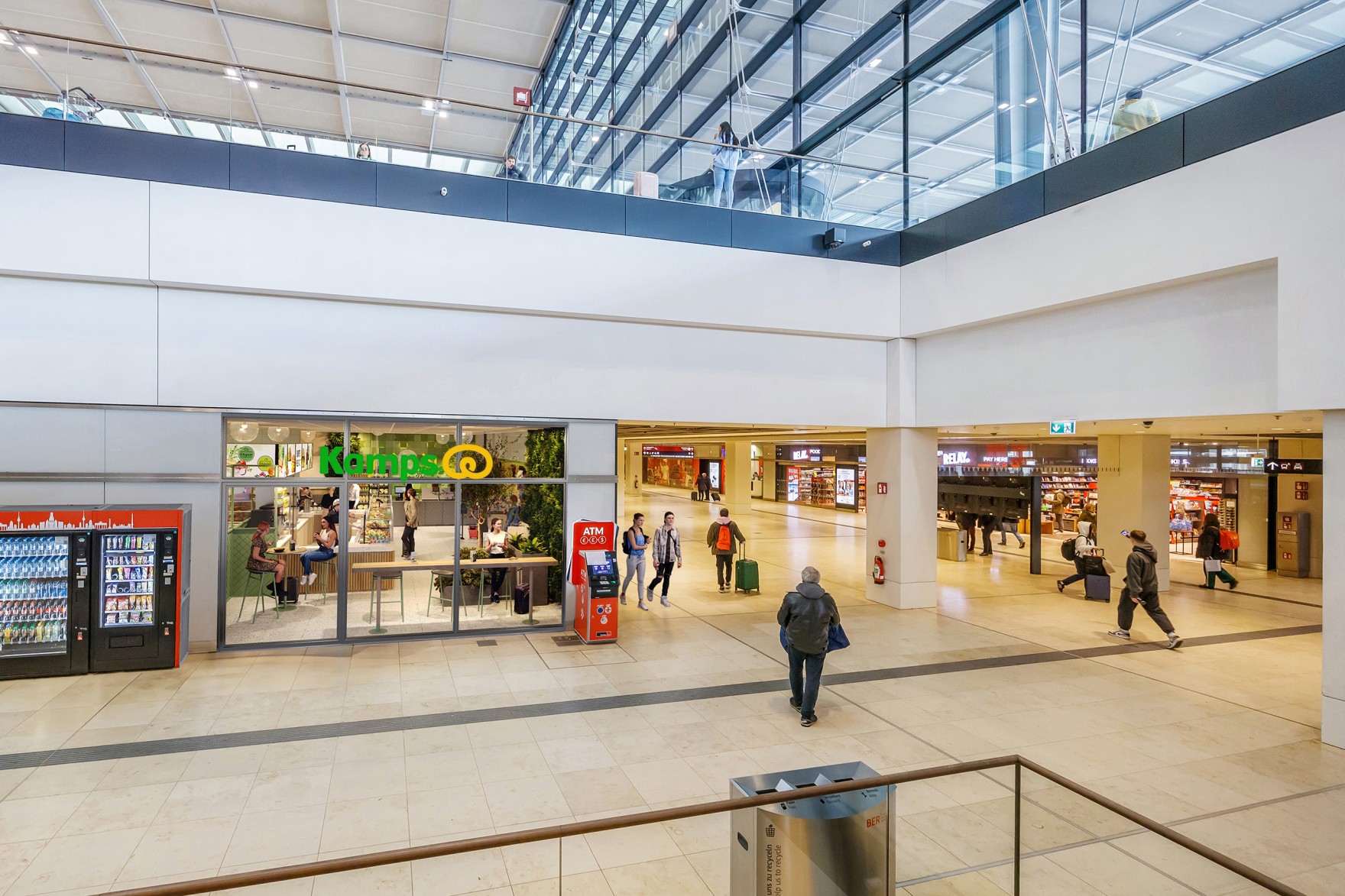 Kamps my Deli Geschäft im Terminal 1, Personen laufen durchs Terminal