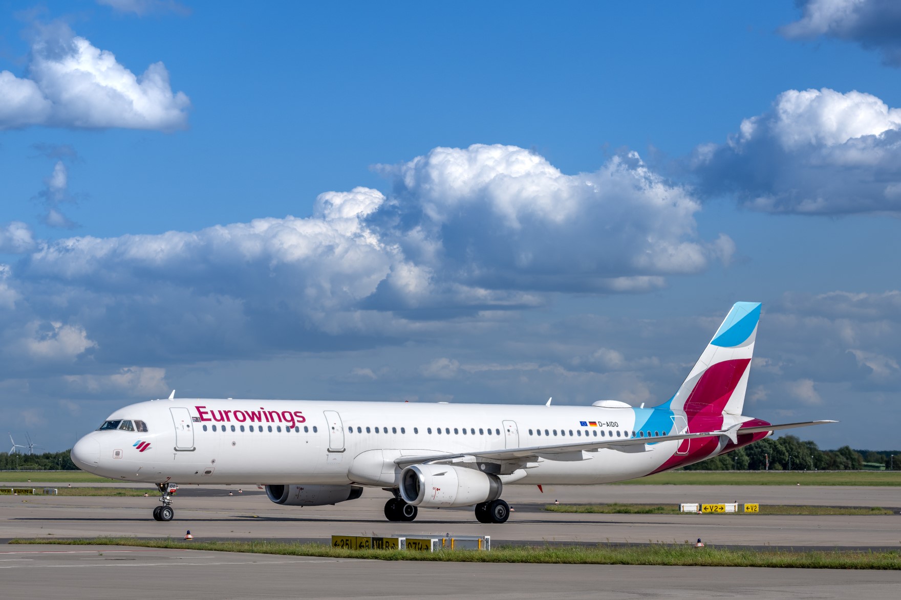 Ein Flugzeug der Fluggesellschaft Eurowings steht auf dem Rollfeld des Flughafens BER