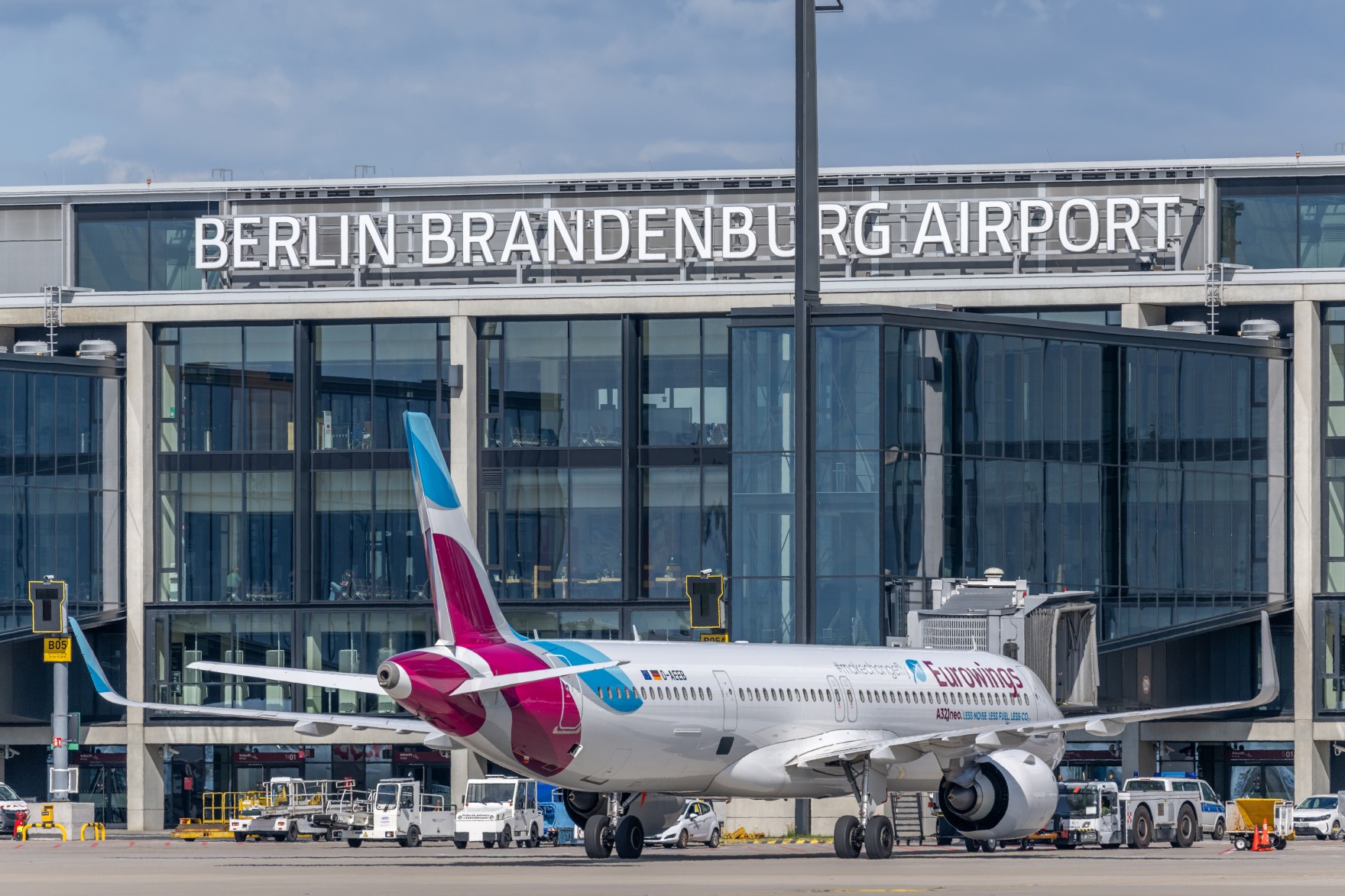 Ein Eurowings-Flugzeug auf dem Vorfeld vor dem Terminal 1 des BER.