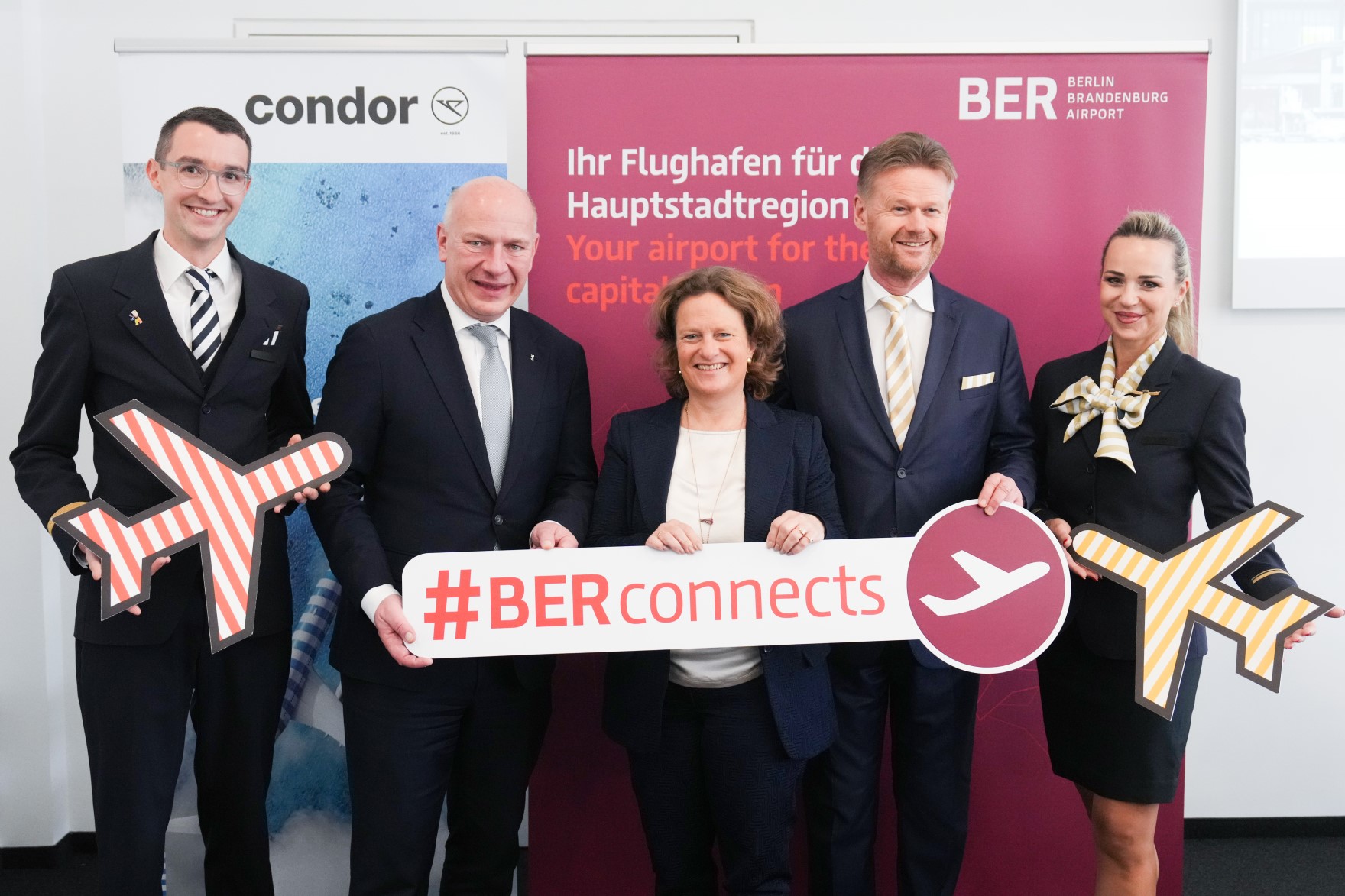 Kai Wegner, Regierender Bürgermeister von Berlin, Aletta von Massenbach, Vorsitzende der Geschäftsführung, Flughafen Berlin Brandenburg GmbH und Peter Gerber, Chief Executive Officer, Condor Flugdienst GmbH mit Condor-Crew auf der ITB Berlin 2025 / English: Kai Wegner, Governing Mayor of Berlin, Aletta von Massenbach, CEO of Flughafen Berlin Brandenburg GmbH and Peter Gerber, Managing Director of Condor Flugdienst GmbH with Condor-crew at ITB Berlin