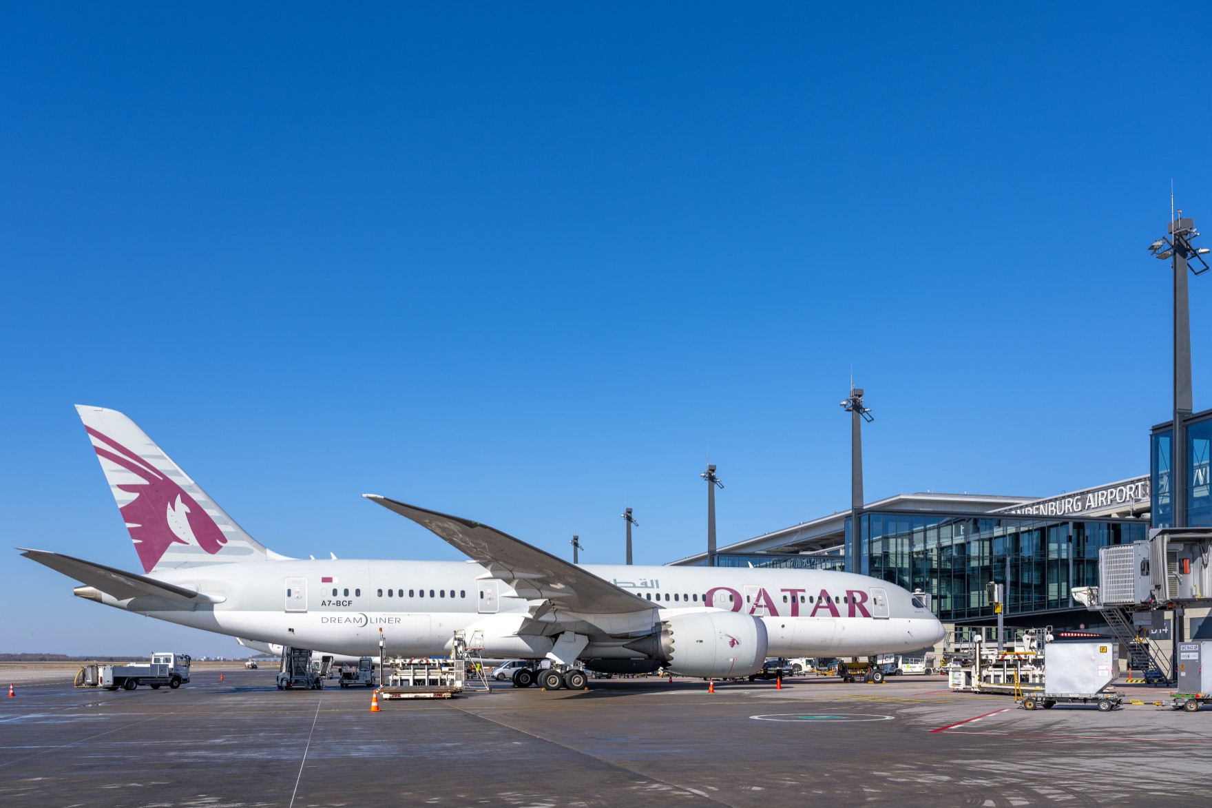 Ein Qatar Airways-Flugzeug auf dem Vorfeld vor dem Terminal 1 des BER.