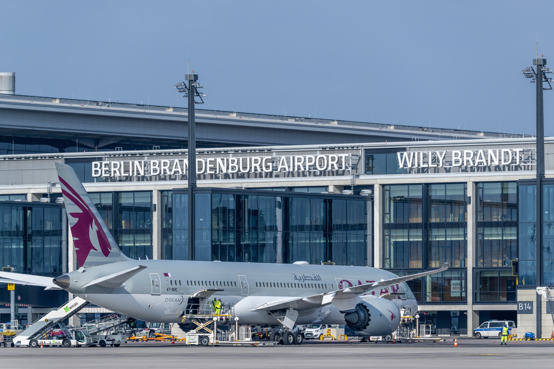 Ein Qatar Airways-Flugzeug auf dem Vorfeld vor dem Terminal 1 des BER.