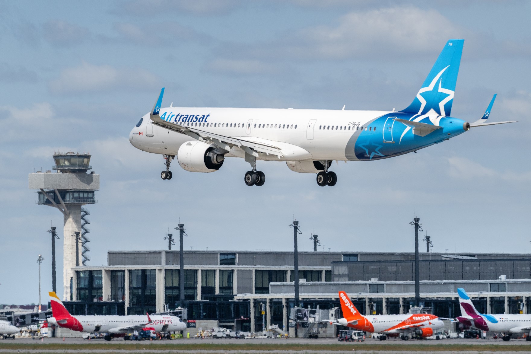 Ein Flugzeug der Airline Air Transat in der Luft