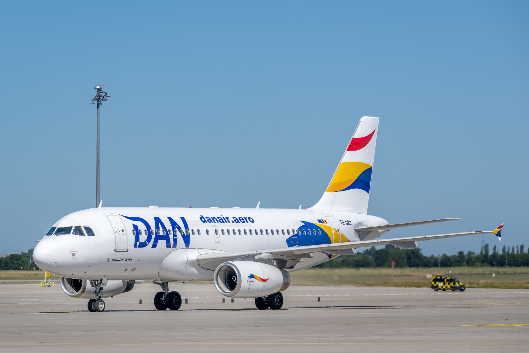 Ein Flugzeug von DAN AIR auf dem Vorfeld. / A DAN AIR aircraft on the apron.