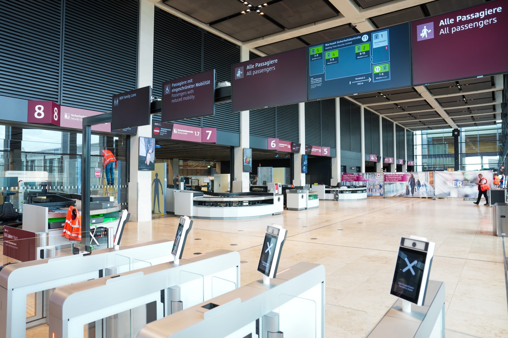 Umbauarbeiten der Sicherheitskotrollspuren im Pavillon Nord