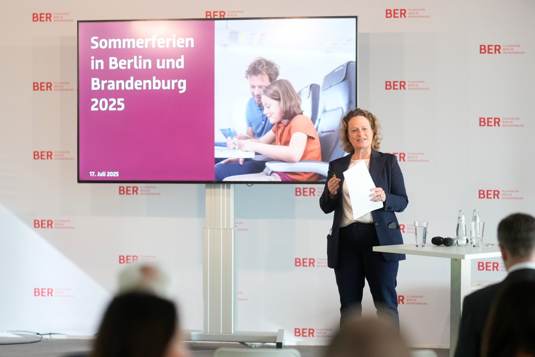 Flughafenchefin Aletta von Massenbach auf der Pressekonferenz