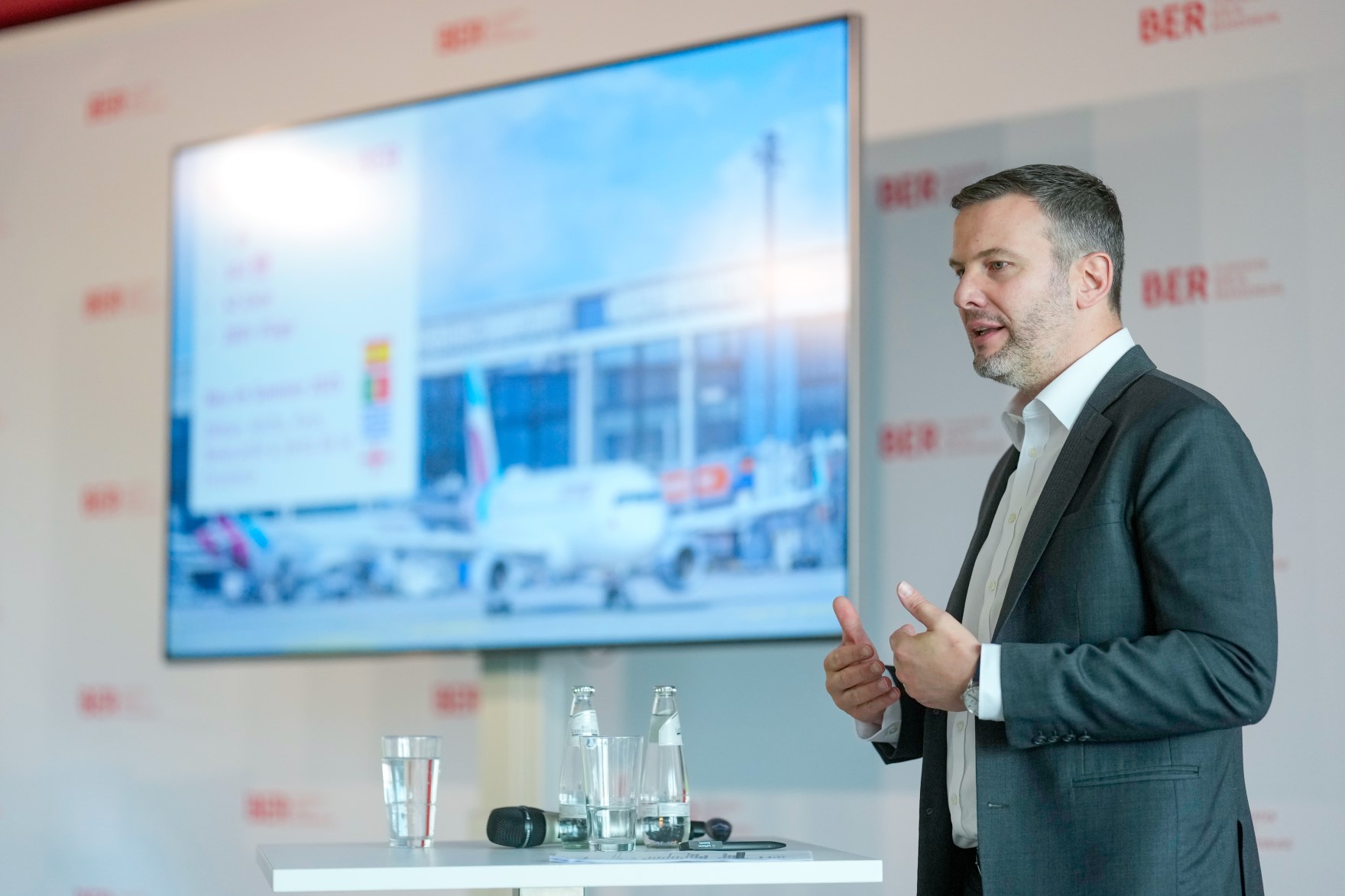 Edi Wolfensberger, COO von Eurowings, auf der Pressekonferenz am BER