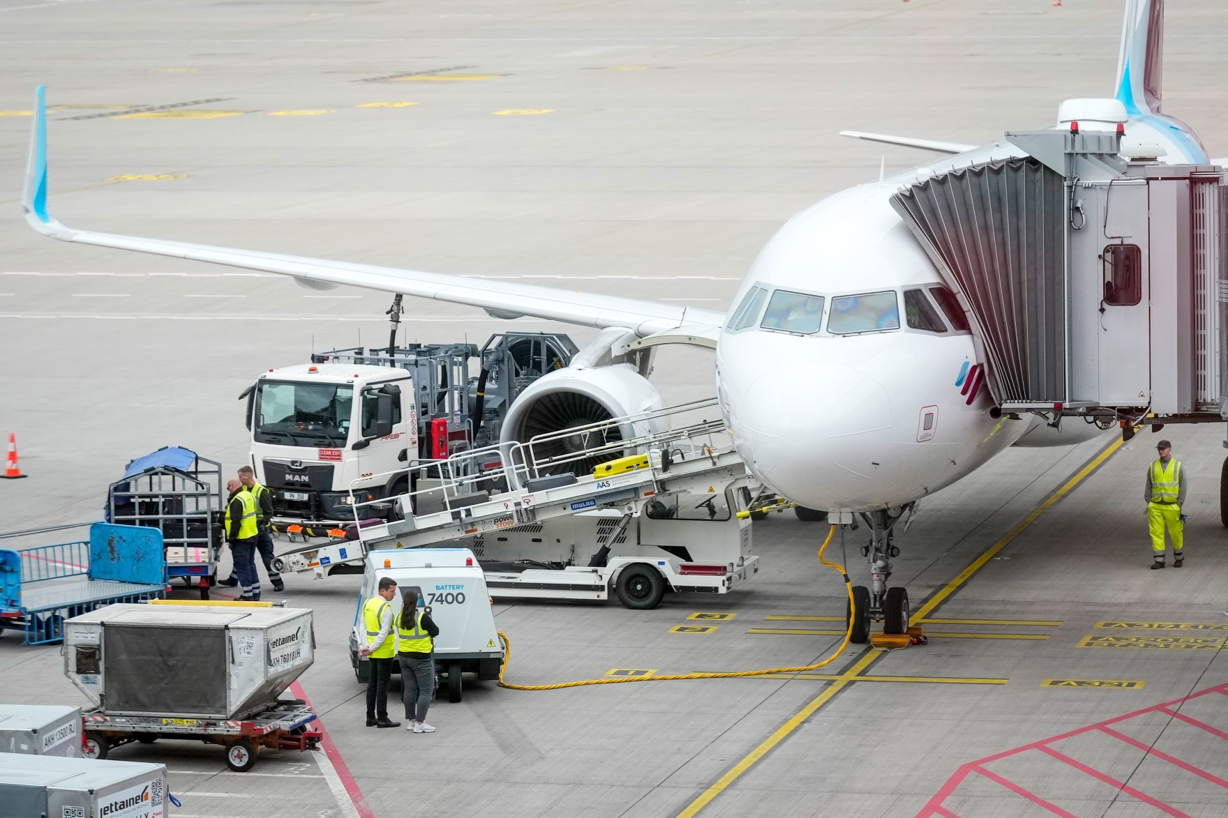 Flugzeug von Eurowings an der Fluggastbrücke auf dem Vorfeld des BER