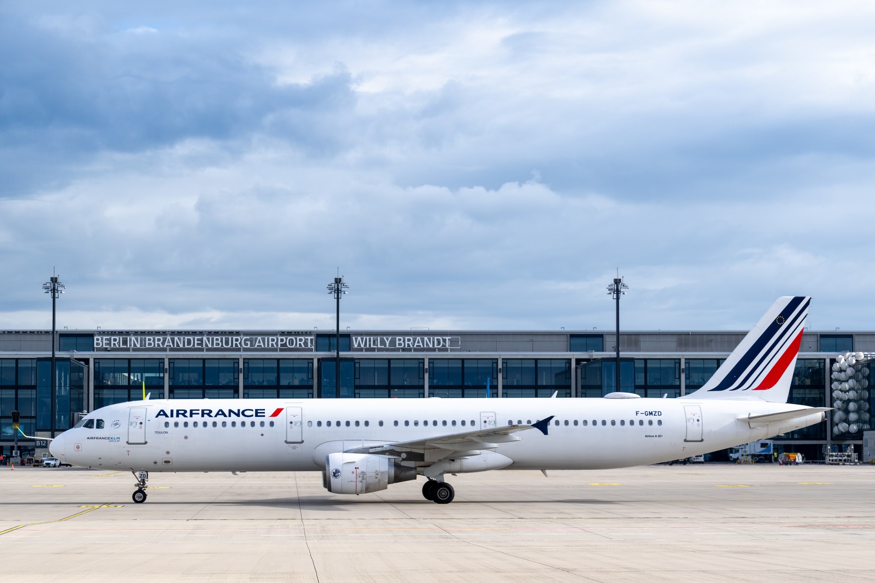 Ein Flugzeug von Air France auf dem Vorfeld des BER.