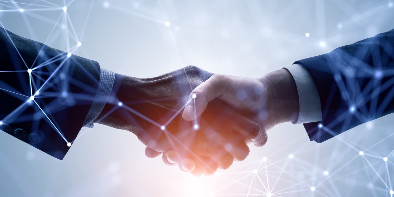 2 Hände, die sich schütteln. Darüber ein simuliertes Netzwerk. 