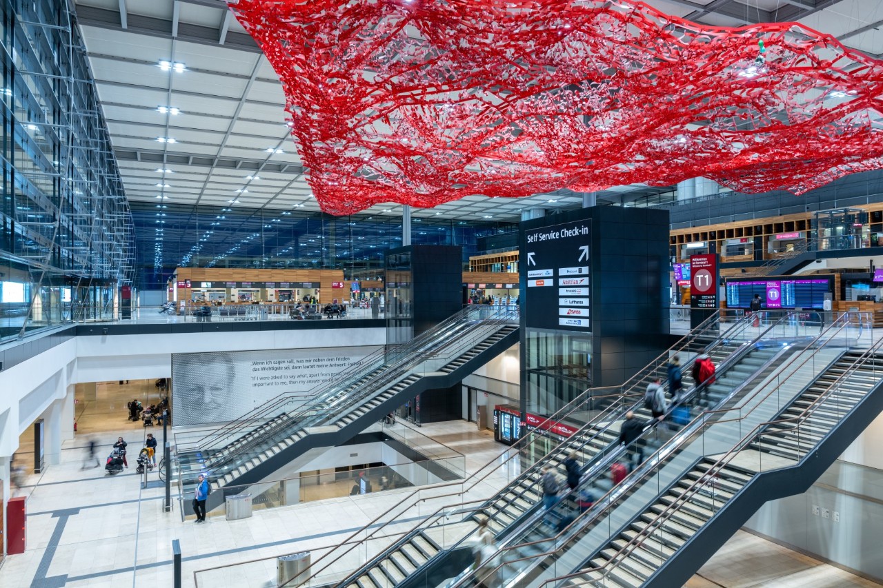 Zentrales Treppenhaus im Terminal 1. Darüber das Kunstwerk Magic Carpet.