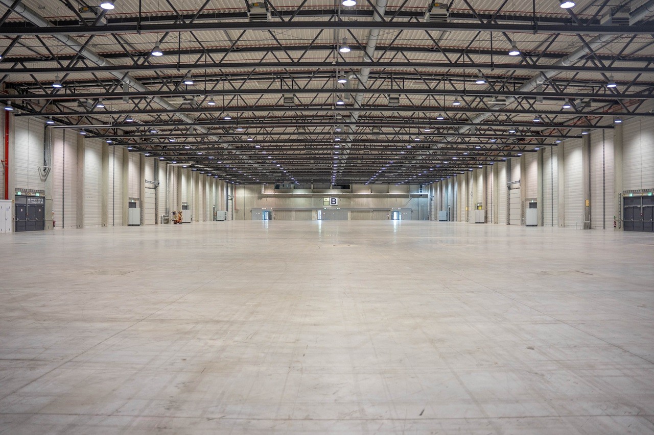 Eine leere Messehalle in der Innenansicht