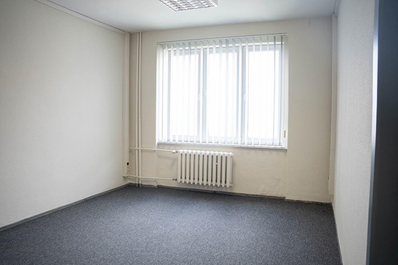 Leerer Büroraum mit Fenster und Heizung