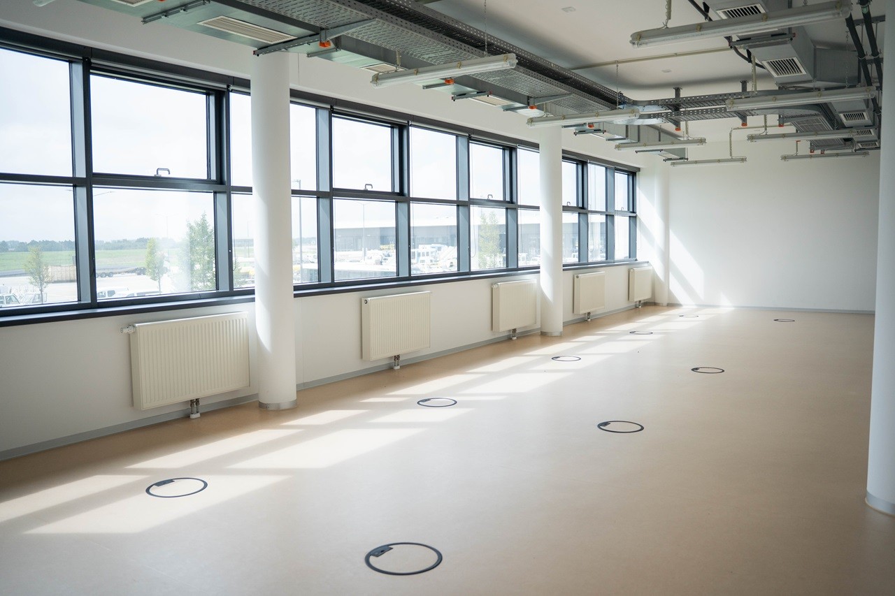 Leerer Büroraum in Flughafenumgebung