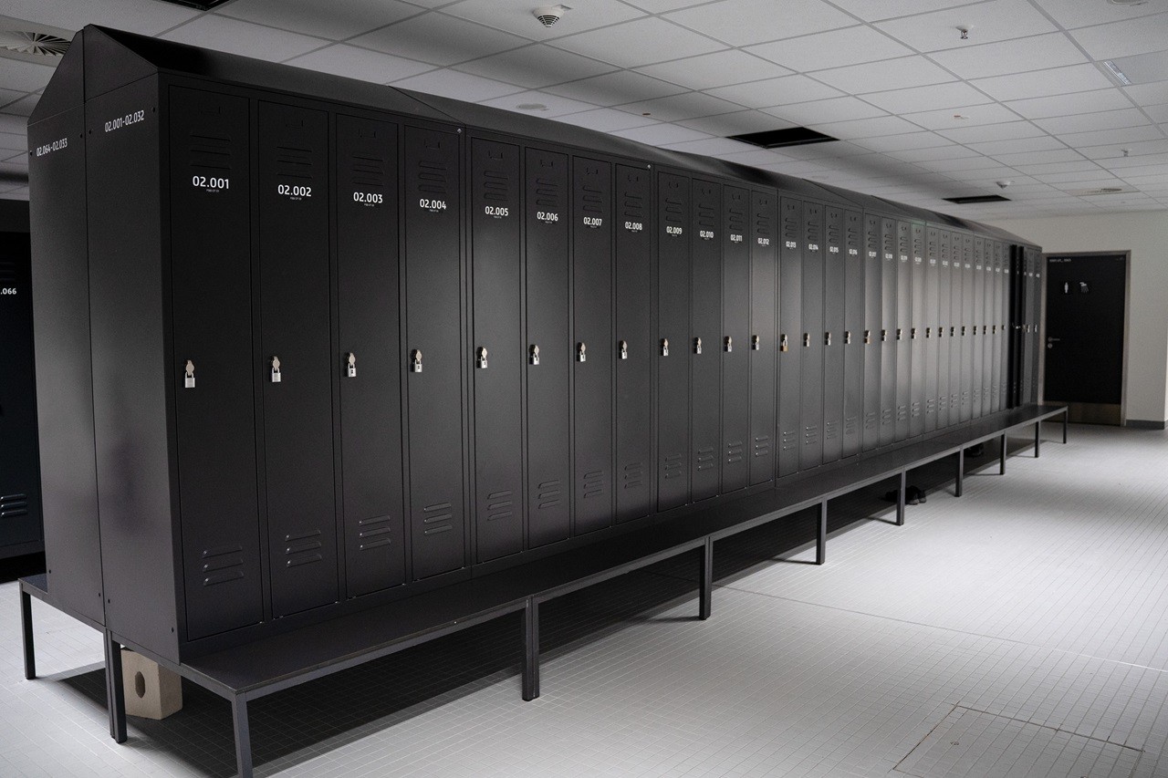 Raum mit dunklen Spinten und Sitzbank davor