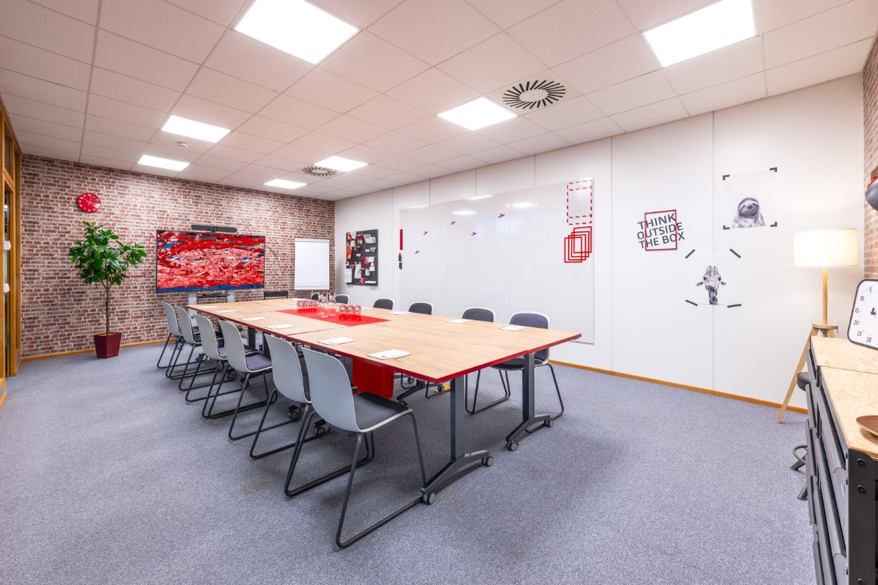 Tische und Stühle in einem bunt dekorierten Raum