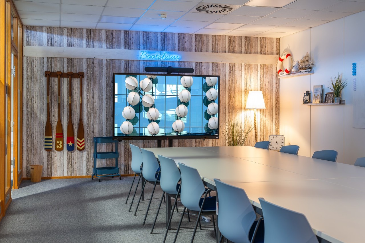 Ein in blauen Farben und Holz gehaltener Konferenzraum