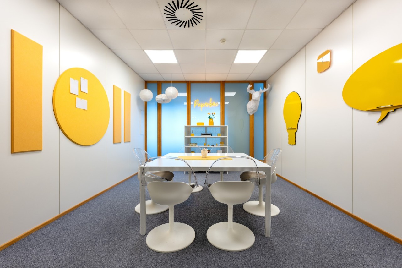 Kleiner Konferenzraum mit gelben Dekoelementen