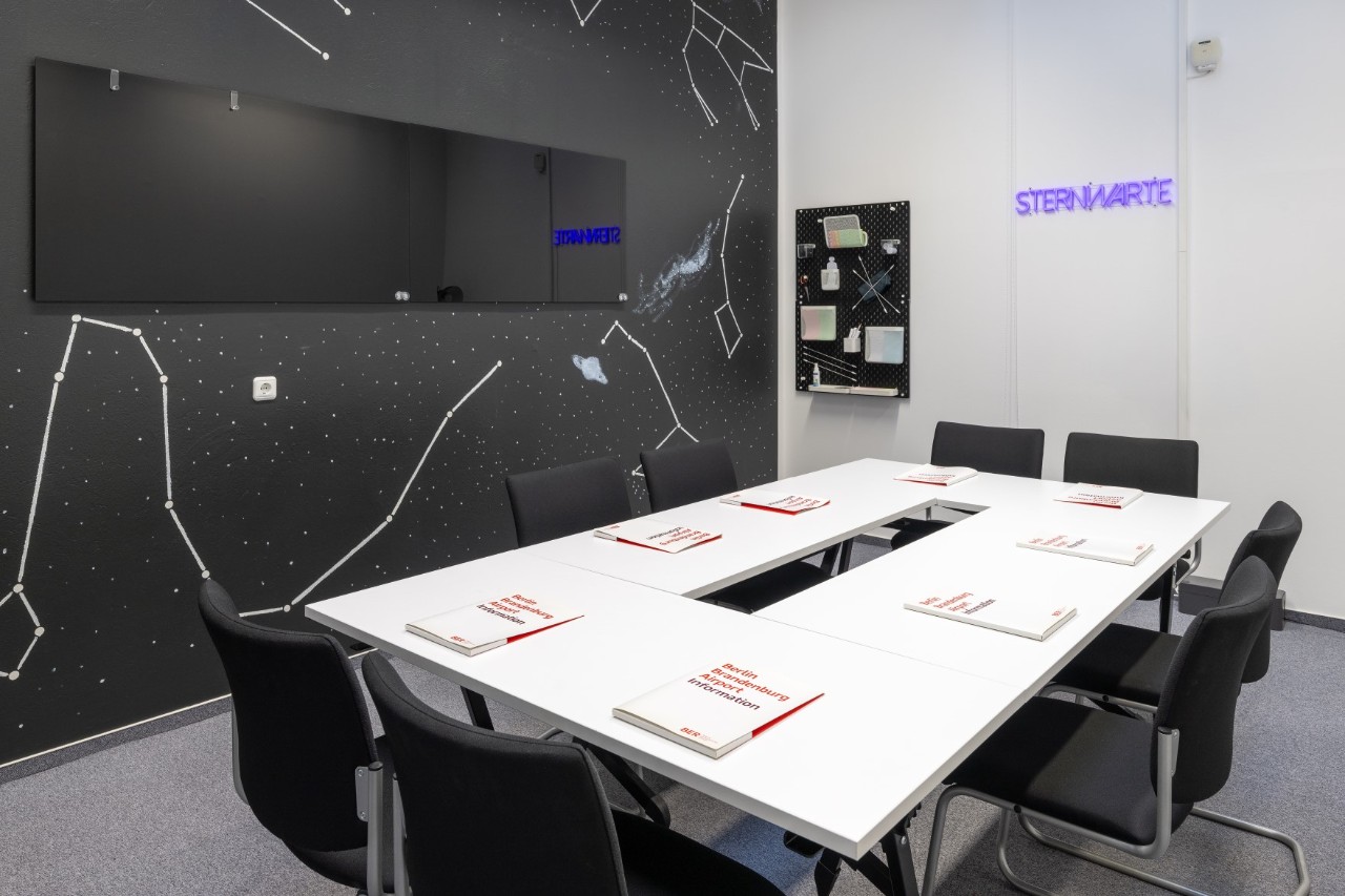 Ein in schwarz weiß gehaltener Raum