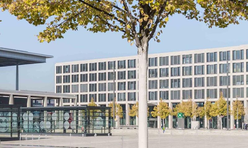 Bürogebäude BBAC mit großem Baum vor dem BER Terminal 1