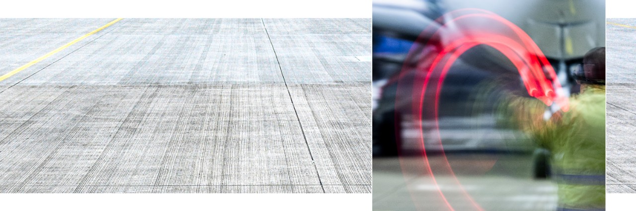 Lichtreflexe des Leuchtstabs beim Einwinken eines Flugzeugs