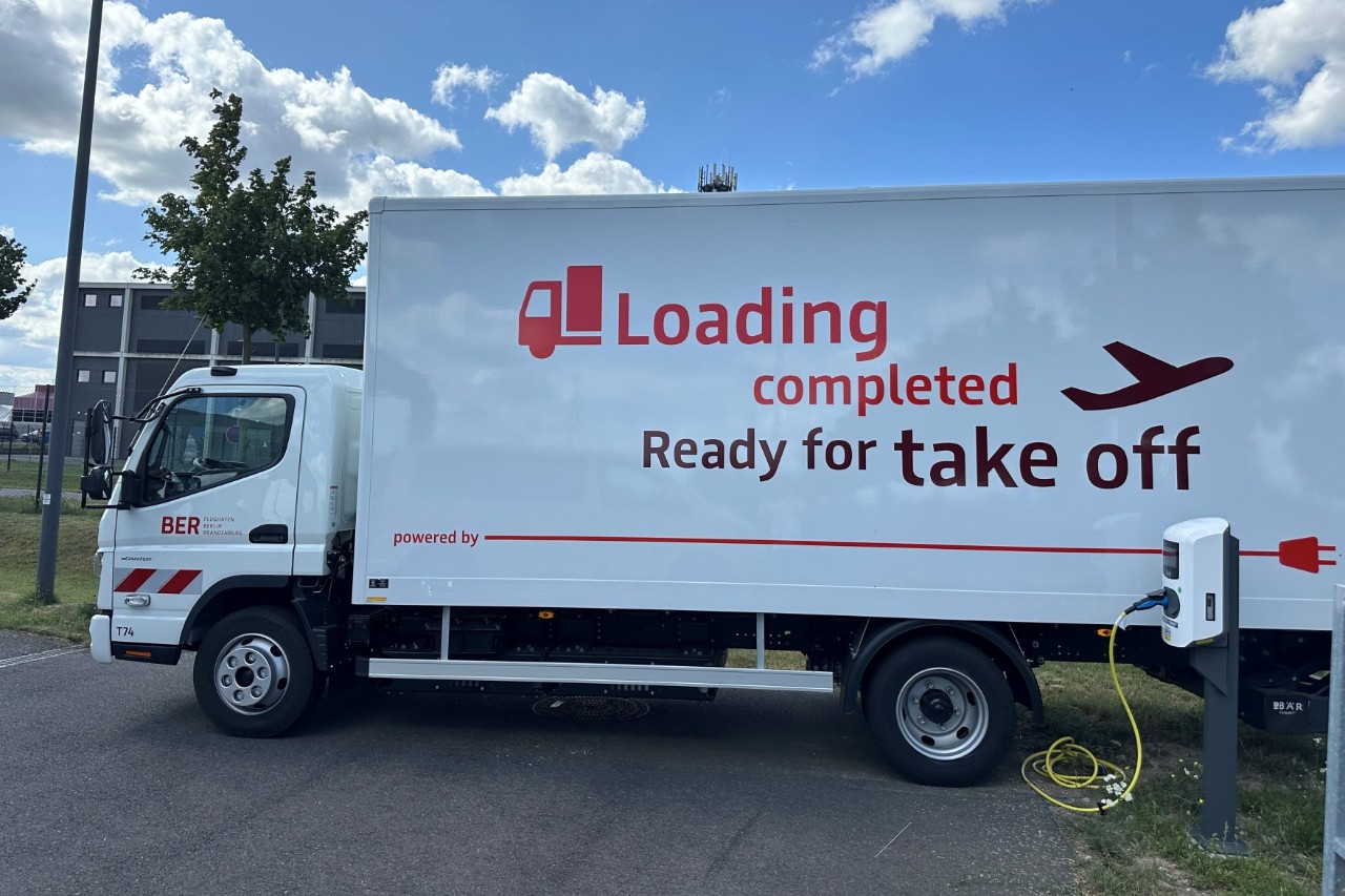 Elektrisch betriebener LKW an einer Ladesäule