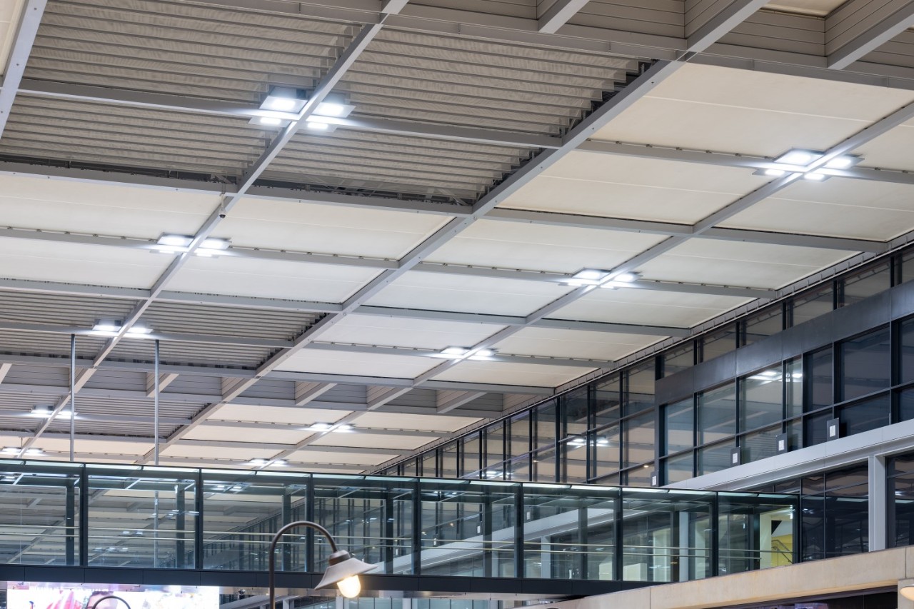Decke der Check-in-Halle des Terminal 1 mit LED-Beleuchtung