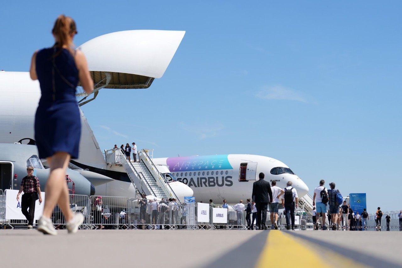 Personen und Flugzeuge auf der ILA