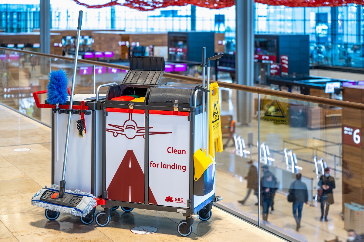 Putzwagen in der Check-in-Halle des Terminal 1 des BER
