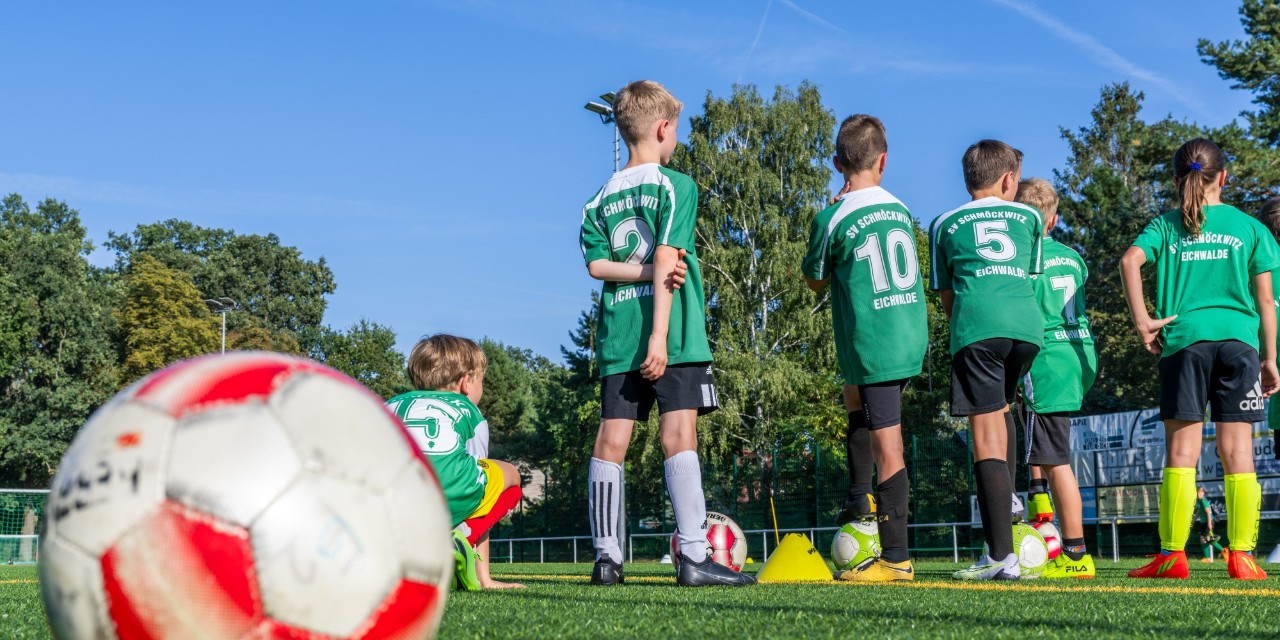 Kinder-Fußballteam auf dem Trainingsplatz