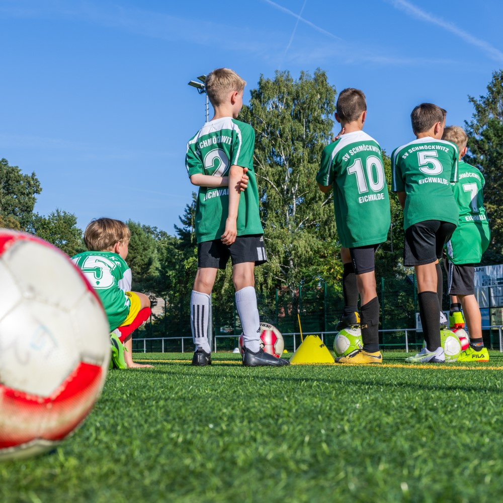 Kinder-Fußballteam auf dem Trainingsplatz