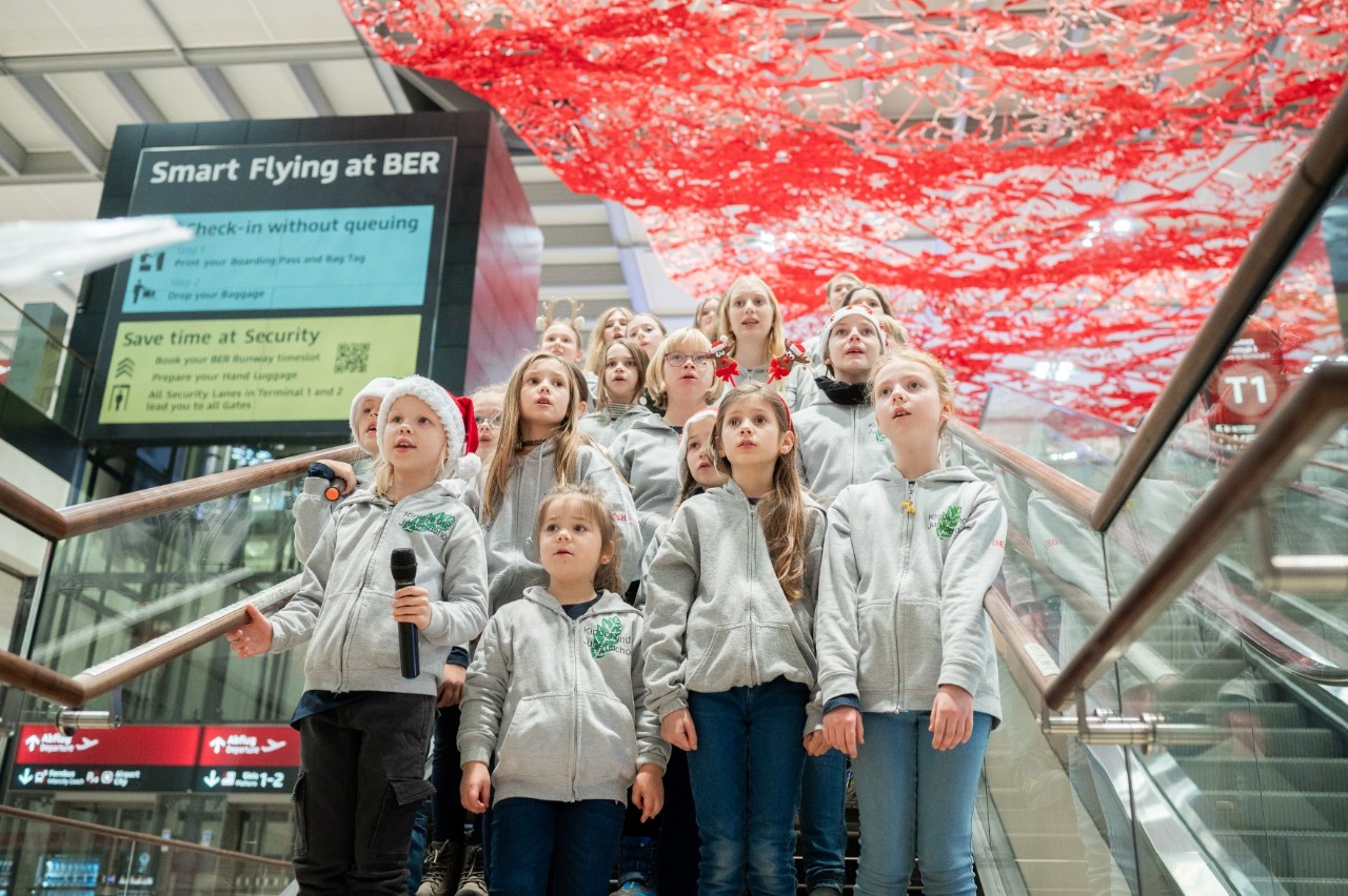 Der Kinderchor Eichwalde singt in der Check-in-Halle des Terminal 1 des BER.