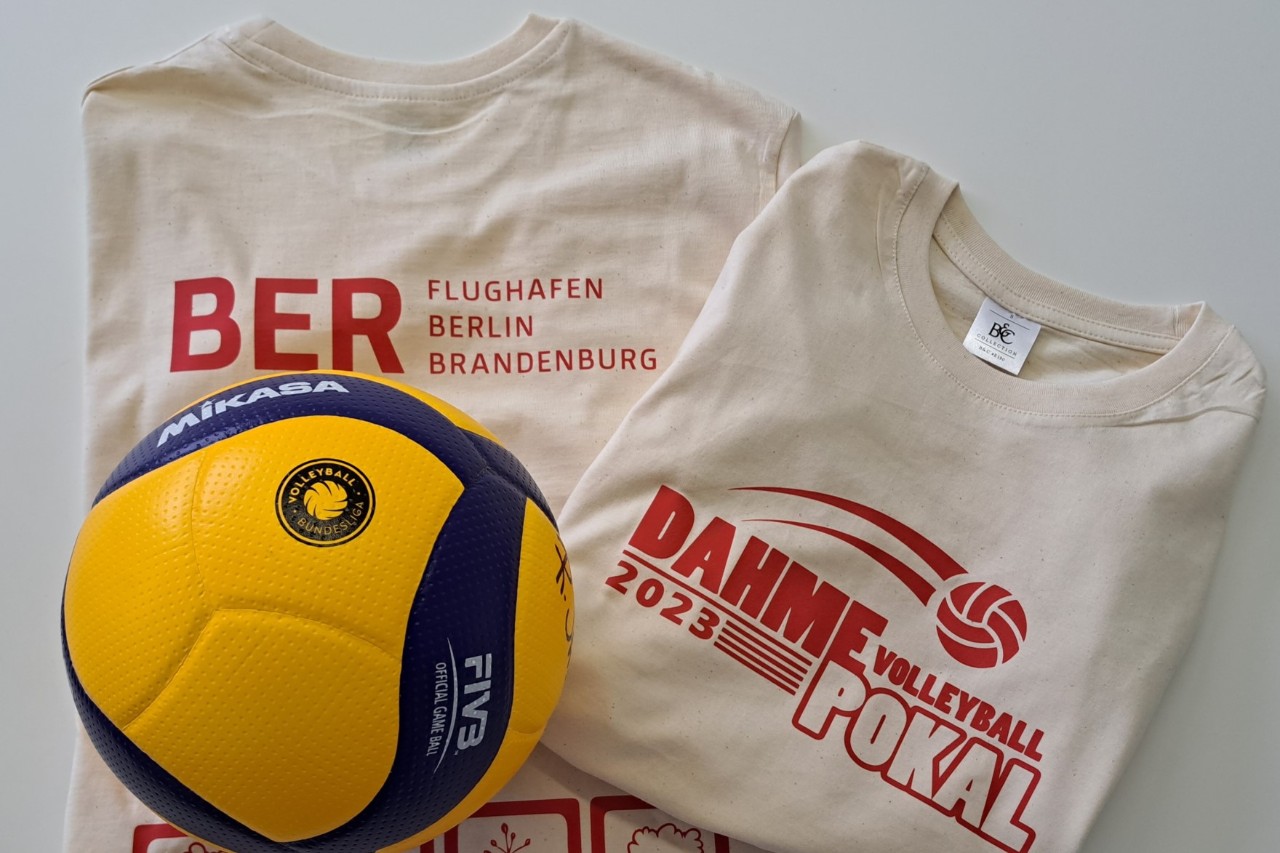 zwei bedruckte Sportshirts und ein Volleyball