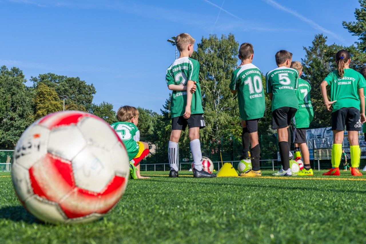 Kinder-Fußballteam auf dem Trainingsplatz
