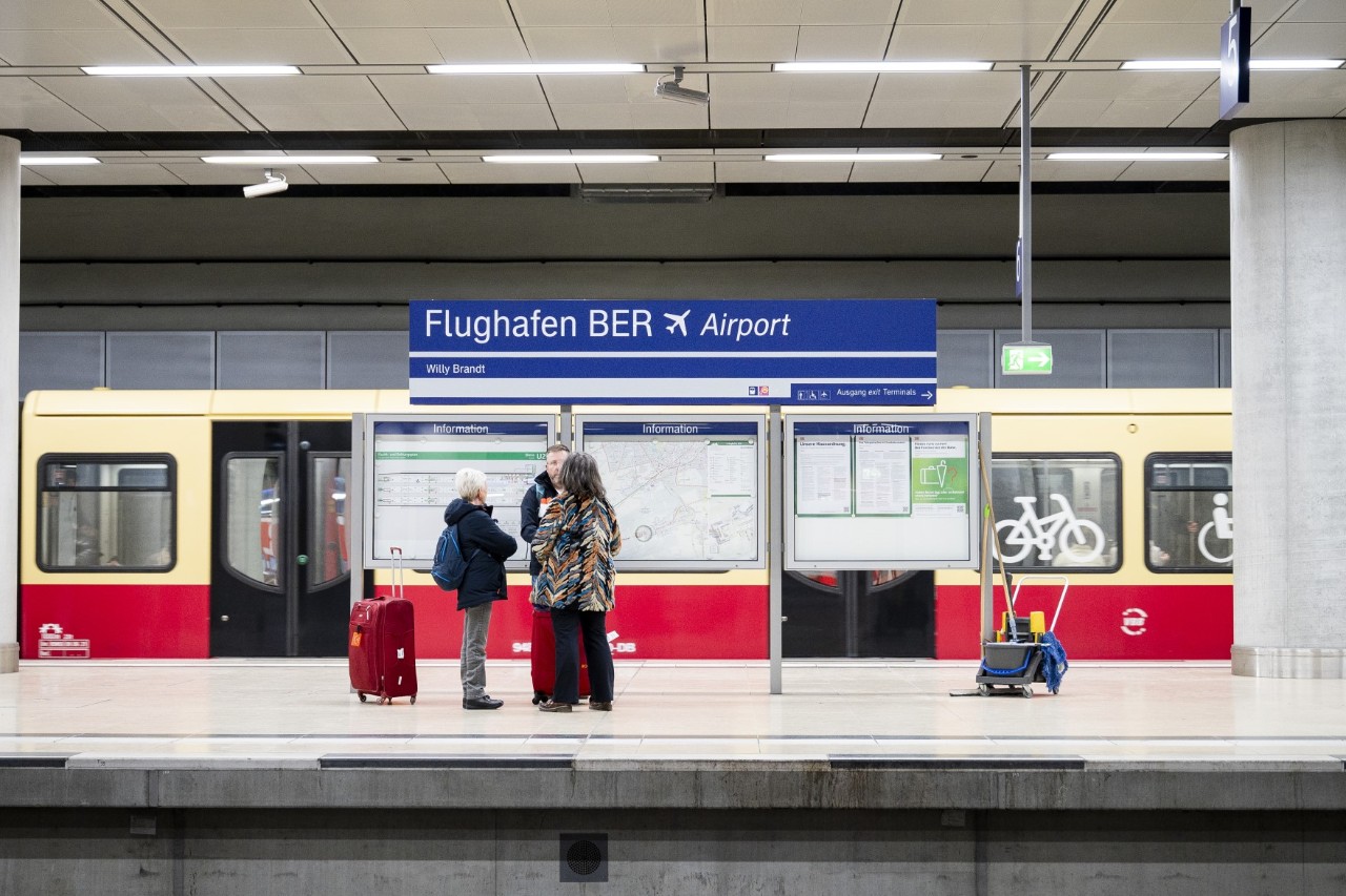 Eine S-Bahn in einem Bahnhof