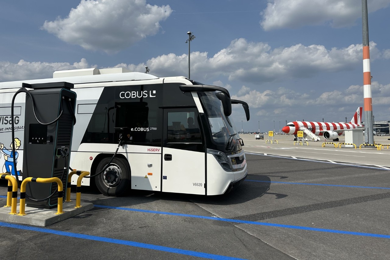 Ein E-Bus an einer Ladesäule