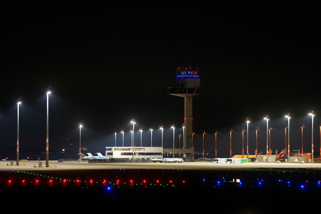 Ein Flughafen bei Nacht