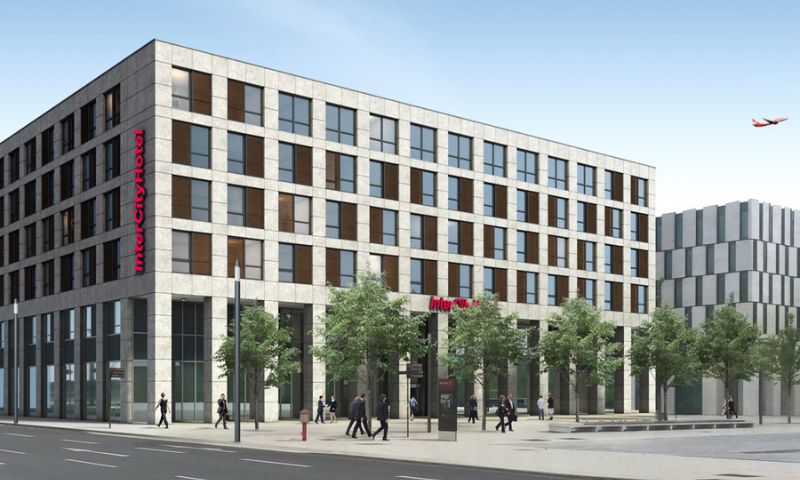 Intercity Hotel Berlin Airport BER mit Bäumen im Vordergrund