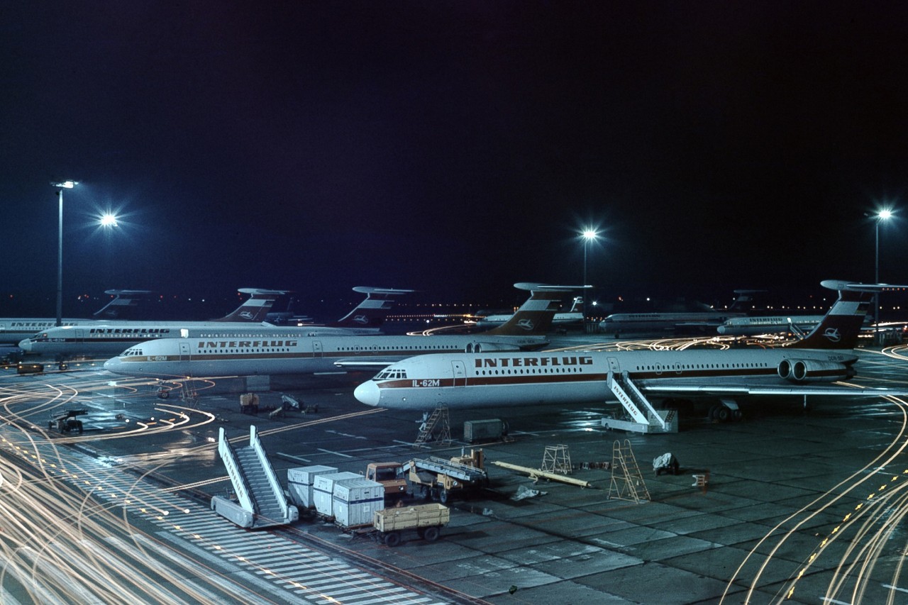 Blick auf das Vorfeld mit 4 Interflug Flugzeugen bei Nacht auf dem ehemaligen Schönefelder Flughafen