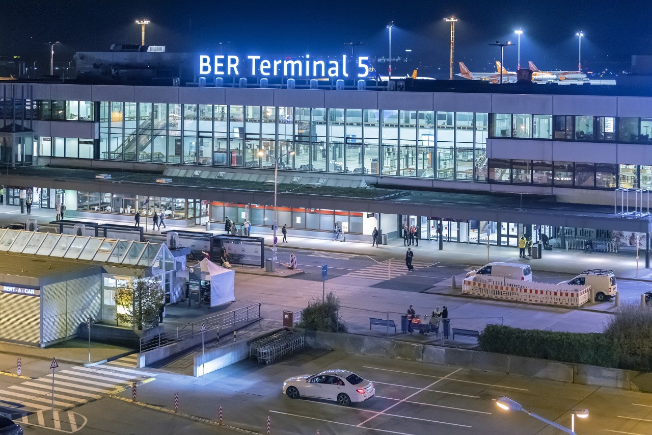 Blick auf das BER Terminal 5 bei Nacht, ehemals Flughafen Schönefeld