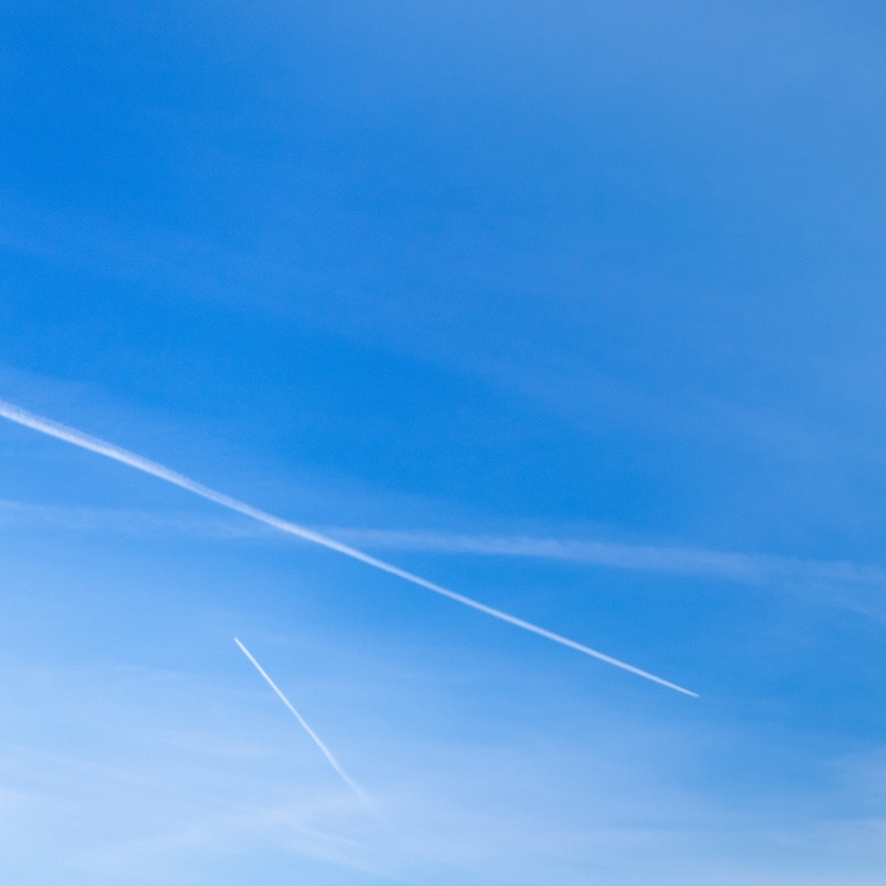 Im Vordergrund Messtelle zu sehen, im Hintergrund blauer Himmel mit Flugzeug-Spuren