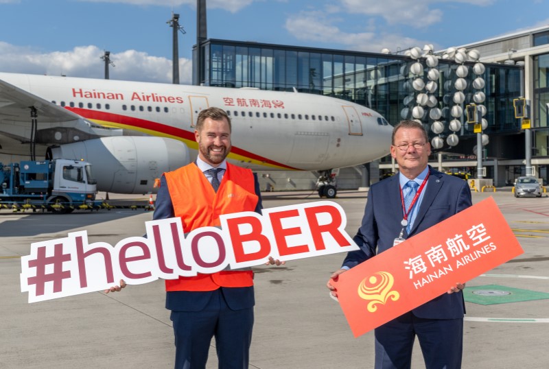Thomas Hoff Andersson (Geschäftsführer Operations) und Stefan Pampel (Hainan Airlines) © Günter Wicker / Flughafen Berlin Brandenburg GmbH