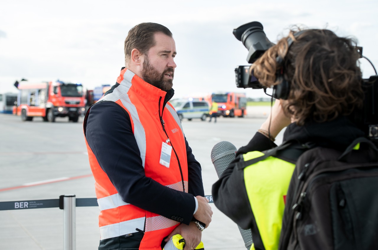 Thomas Hoff Andersson, Geschäftsführer Operations, gibt vor Ort ein Interview zur Notfallübung.