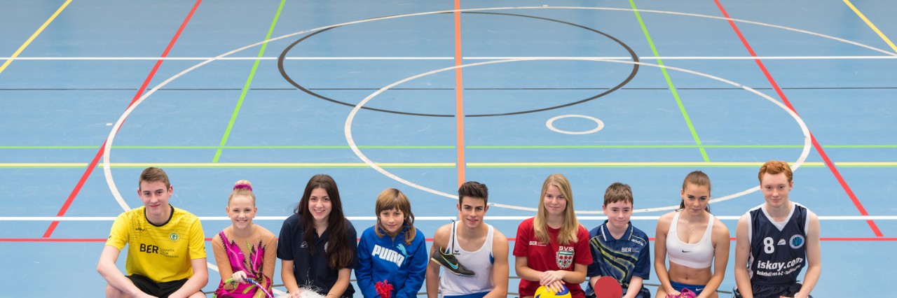 Kinder in Turnhalle