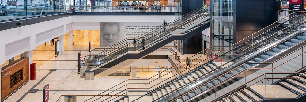 Blick in das zentrale Treppenhaus des T1 mit Blick auf die Willy-Brandt-Wand © Günter Wicker / FBB