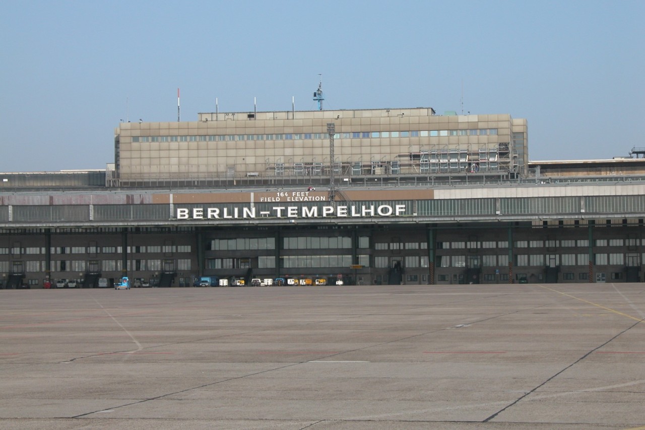 Blick vom Vorfeld auf das Terminal im Hintergrund.